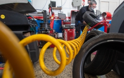 Una persona treballa en un taller | Roger Benet